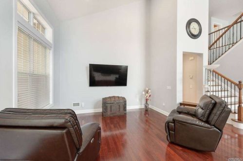 33 Concerto Ct, Eastport NY  11941-1628 exterior