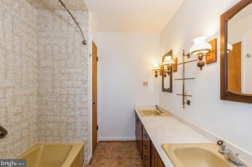 322 Independence Ave, Trenton NJ  08610-5704 exterior