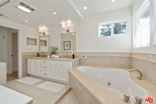 27041 Esward Dr, Calabasas CA  91301-2322 exterior