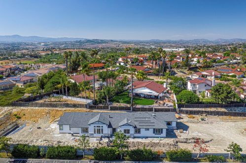 1590 Knapp Dr, Vista, CA 92083-1958