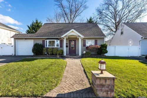 2351 Penatiquit Ave, Seaford, NY 11783-3147