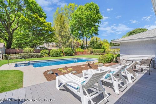 33 Pelican Rd, Middletown NJ  07748-3237 exterior