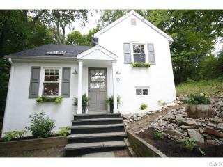 10 Buttonball Trl, Norwalk, CT 06851-2812