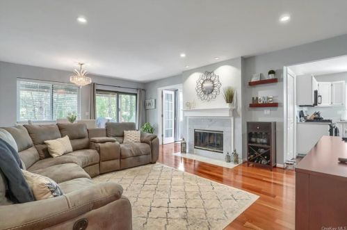 451 Panorama Dr, Mohegan Lake NY  10547-1204 exterior