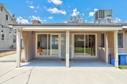 6928 Yellowstone Dr, Riverside CA  92506-3927 exterior