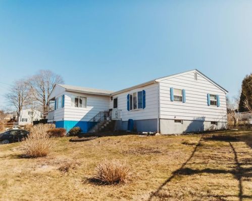 206 Maple Ave, Middletown RI  02842-4887 exterior