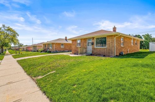 2267 Carpenter Ave, Milwaukee, WI 53221-2952