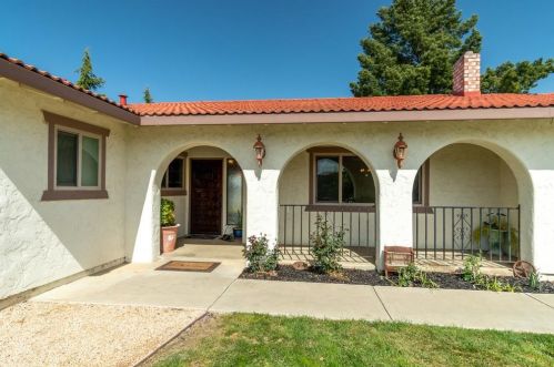 105 Daffodil Dr, Hollister CA  95023-3103 exterior