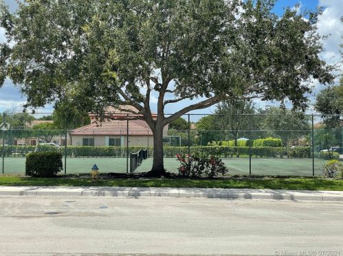 524 208 Dr, Hollywood FL 33029-2198 exterior