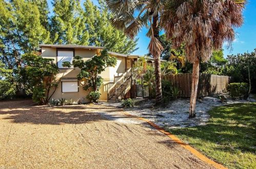 1666 Middle Gulf Dr, Sanibel FL  33957-6307 exterior