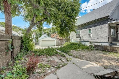 2443 Oakland Ave, Milwaukee WI  53211-4335 exterior