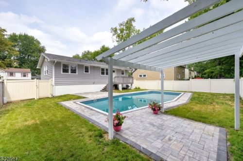 124 Camden Rd, Parsippany NJ  07054-3107 exterior