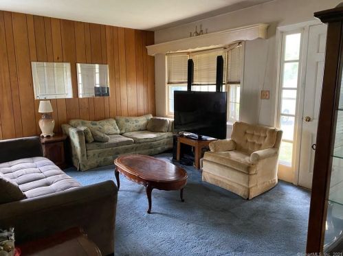 27 Snow Crystal Ln, Stamford, CT 06905-1816