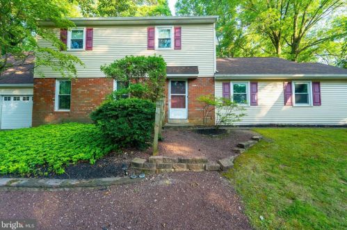 685 Buckstone Dr, Southampton, PA 18966-3619