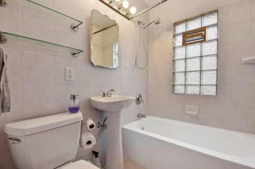 976 58, Milwaukee WI 53214-3367 exterior