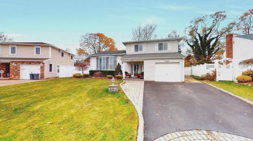 1282 Lois Ln, Seaford, NY 11783-1726
