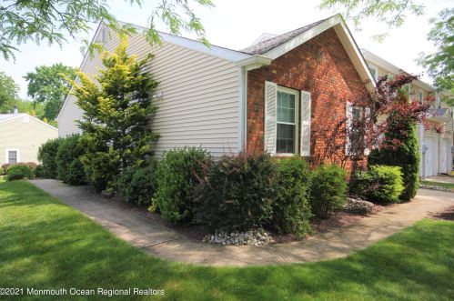 1 Redwood Dr, Tinton Falls, NJ 07712-8711