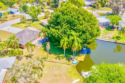 507 Dona Dr, Nokomis FL  34275-2613 exterior