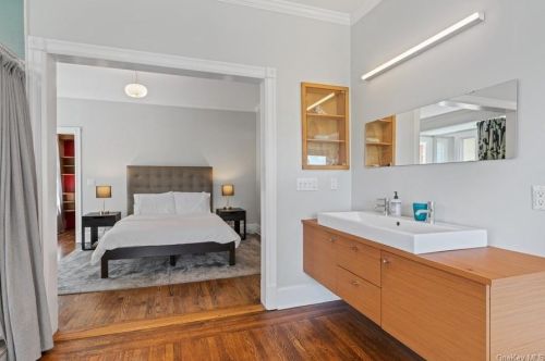 10 Bay View Ter, Newburgh NY  12550-6002 exterior