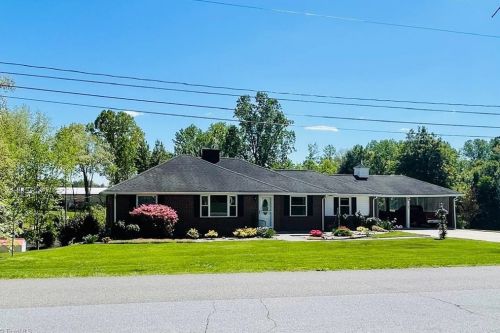 127 Pineview Dr, Mount Airy NC 27030-5145 exterior