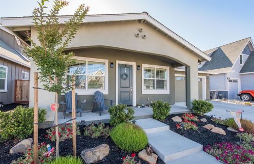 2217 Peterson Ln, Santa Rosa, CA 95403-1898
