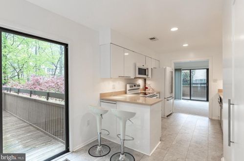 9063 Blarney Stone Dr, Springfield VA  22152-2176 exterior