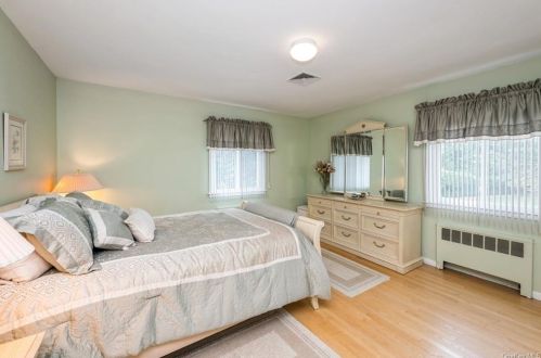 186 Nanny Hagen Rd, Thornwood NY  10594-2106 exterior