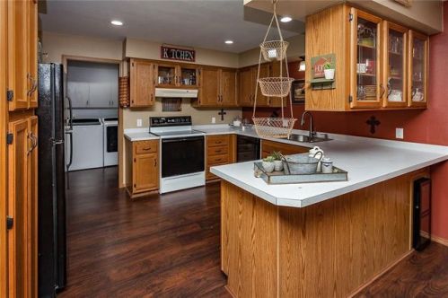 130 Elm Ave, Pitzer, IA 50072-7727