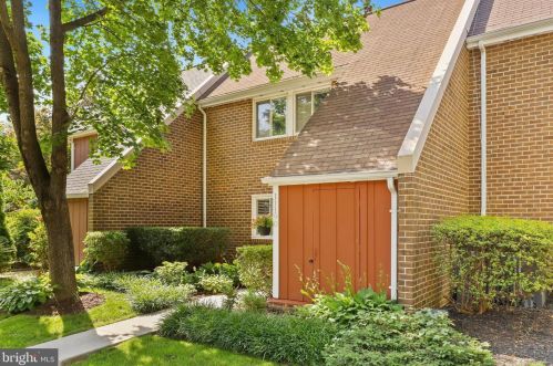 11190 Forest Edge Dr, Herndon, VA 20190-4031