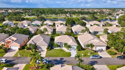 899 Sarria Ct, Fort Pierce FL  34986-1700 exterior