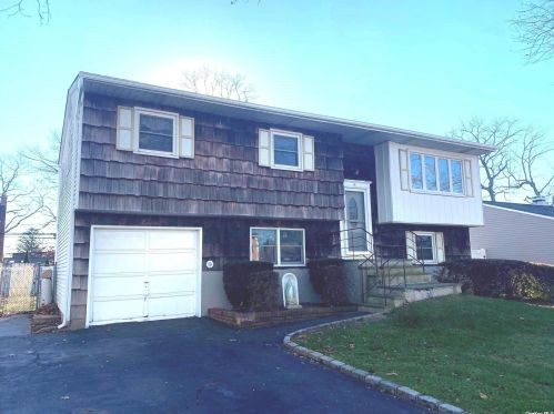 18 Wentworth Dr, Huntington Station, NY 11746-6927