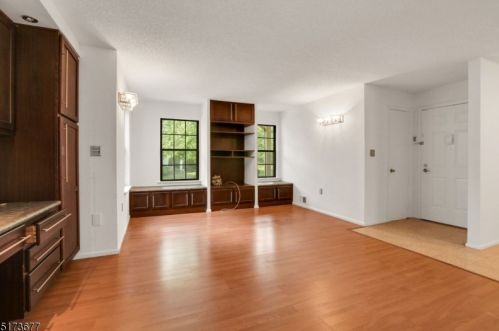 27 Wycoff Way, East Brunswick, NJ 08816-5628