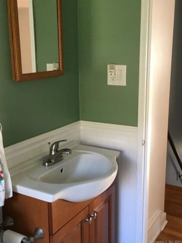 51 Lakeview Ter, Derby CT 06418-1057 exterior