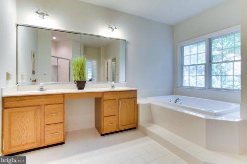 5594 Tucson Ct, Haymarket VA  20169-3145 exterior