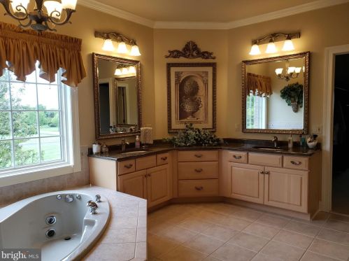 4260 Wyndemere Cir, Schnecksville PA  18078-3527 exterior