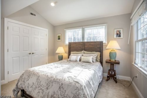 42 King George Rd, Warren NJ  07059-7045 exterior