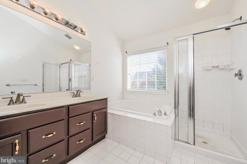 2617 Logan Wood Dr, Herndon VA 20171-4367 exterior