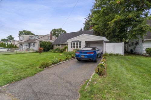 23 Arlington St, Westbury, NY 11590-4649