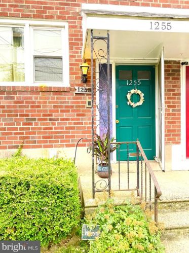 1255 Lakeshore Dr, Camden, NJ 08104-2631