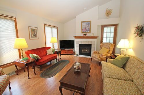 2112 Mount Vernon Dr, Waukesha, WI 53186-0406