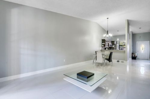 6704 193rd Ter, Hialeah FL  33015-2454 exterior