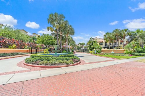 33 Uno Lago Dr, West Palm Beach, FL 33408-2662