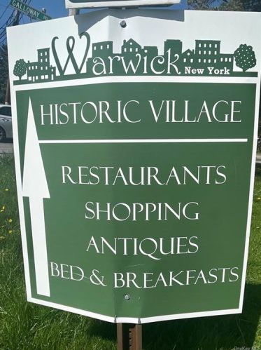 9 Magnolia Ln, Warwick NY  10990-3850 exterior