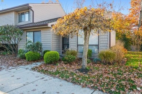 45 Stanford Ct, North Wantagh, NY 11793-1867