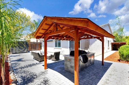 1106 Sprig Way, Gilroy CA  95020-8113 exterior