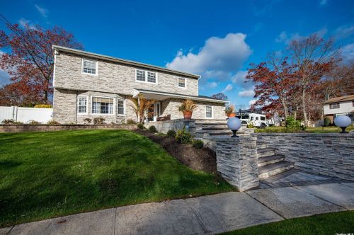 13 Nixon Ct, Deer Park, NY 11729-3007