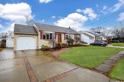 648 Grand Ave, North Lindenhurst, NY 11757-3123