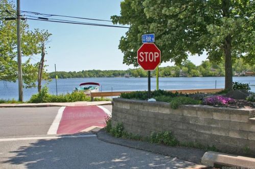 12 Hale Rd, East Hampton CT  06424-1403 exterior