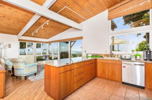 5022 Pacifica Dr, San Diego CA  92109-1502 exterior