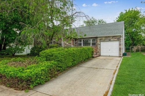 3627 Farmranch Rd, Bethpage, NY 11714-4012